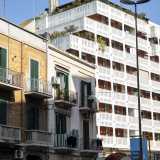 Su via Crispi invece si alternano altre marmerie, basse palazzine di inizio secolo dai colori sbiaditi...